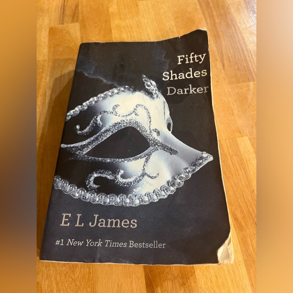 Fifty shades darker paperback